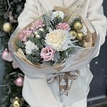 Букет Новогодний мюзикл из нобилиса, аспарагуса, эустомы и зимнего декора