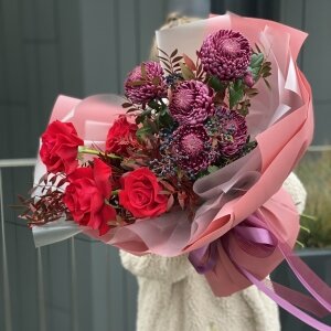 Букет Страсть танца из красных роз и хризантемы сорта Бигуди