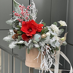 Композиция Дух Рождества из нобилиса, амариллиса, илекса и декора