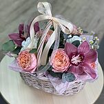 Корзиночка Цветочный гороскоп из цимбидиума, танацетума, кустовой пионовидной розы и гвоздики