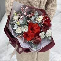 Букет Снежное Царство из амариллиса, илекса, скиммии, хризантемы сорта бигуди, брунии и диантуса
