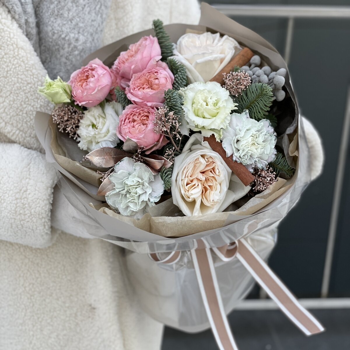 Букет Клубничный капучино из кустовой пионовидной розы, скиммии, нобилиса, брунии и эустомы
