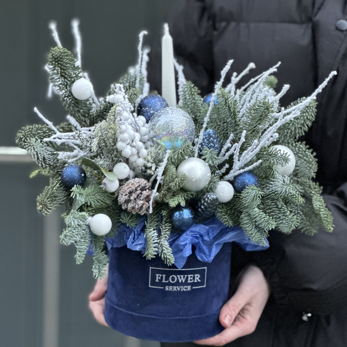 Коробка бархатная Синий иней из нобилиса, декора и белых веточек