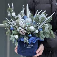 Коробка бархатная Синий иней из нобилиса, декора и белых веточек