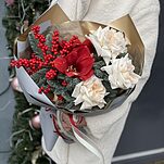 Букет Семейные традиции из нобилиса, илекса, амариллиса и розы сорта охара