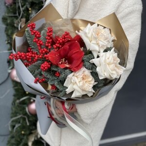 Букет Семейные традиции из нобилиса, илекса, амариллиса и розы сорта охара