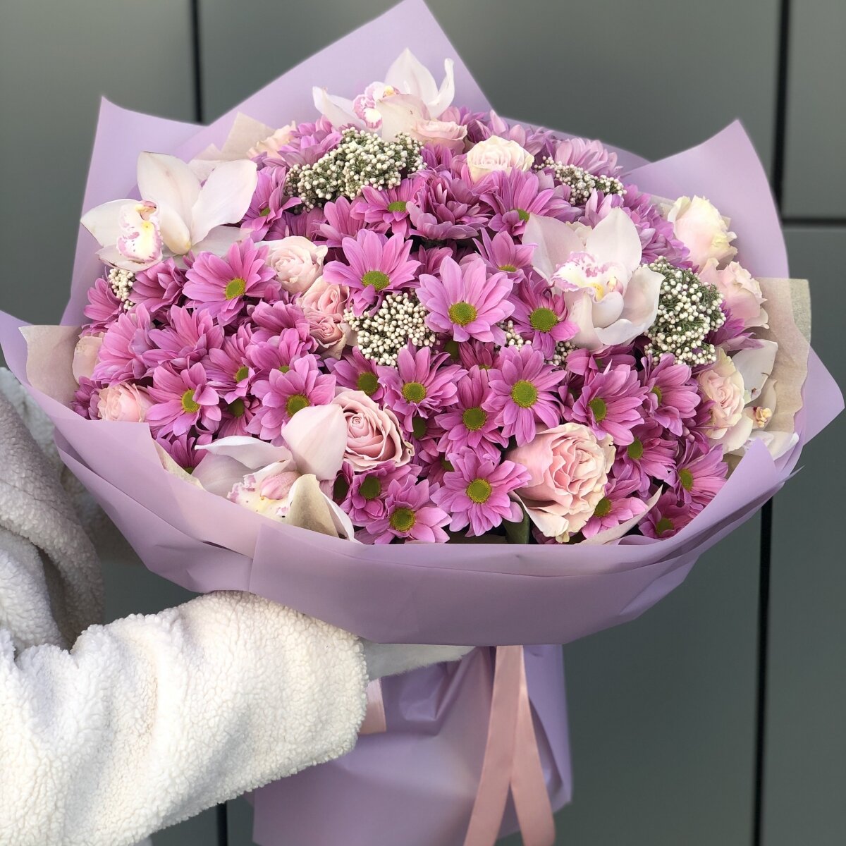 Букет Розовый рассвет из хризантемы, розовой розы, цимбидиума и озотамнуса