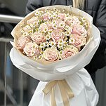Букет Весенняя легенда M из роз и ромашек (танацетума)
