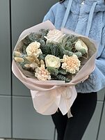 Букет Волшебные мгновения из нобилиса, ранункулюсов, гвоздики, лагуруса и стифы