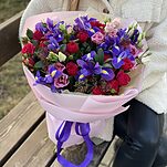 Букет Итальянские каникулы из ирисов, розы сорта квинси, скиммии и эустомы