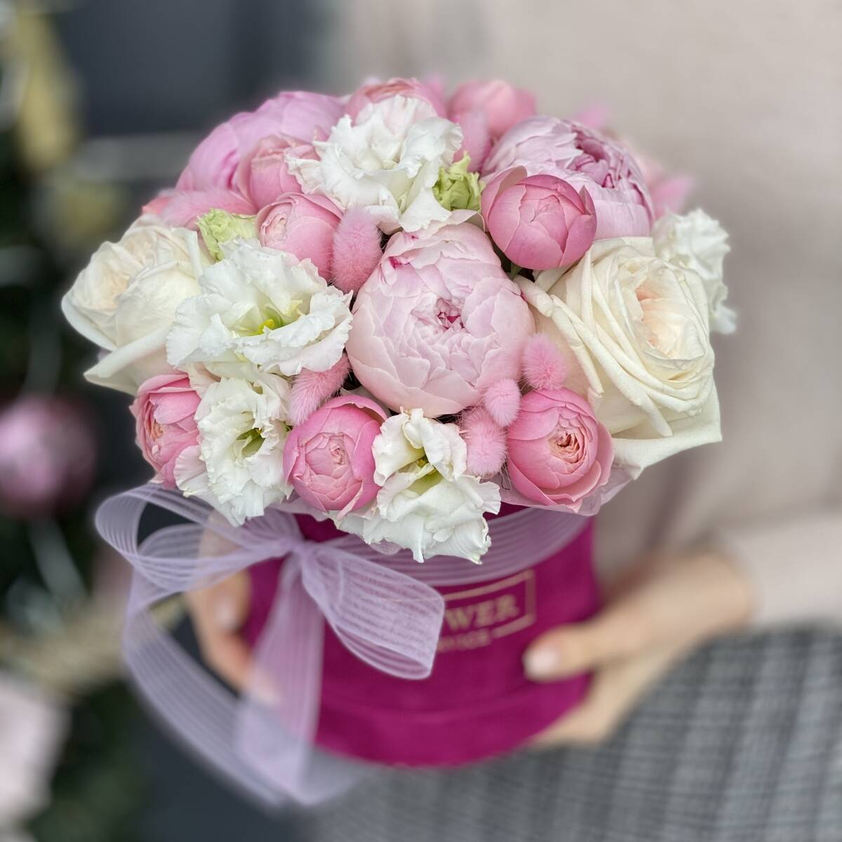 Коробка Розовый фламинго из эутомы, пионов, кустовой пионовидной розы и одноголовой сорта Охара