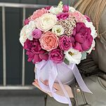 Коробка Фламенко из эустомы, озотамнуса, ранункулюса, роз сорта аскот, охара, джульетта, мисти баблз