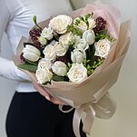 Букет Одэт из тюльпанов, фрезии, скиммии и роз