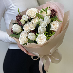 Букет Одэт из тюльпанов, фрезии, скиммии и роз