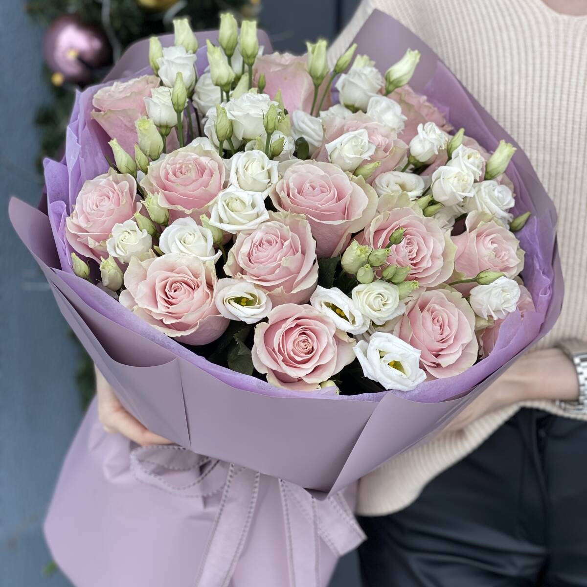 Букет Саоми из розовых роз и эустомы