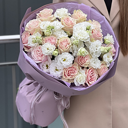 Букет Трепетный L из розовых роз и эустомы