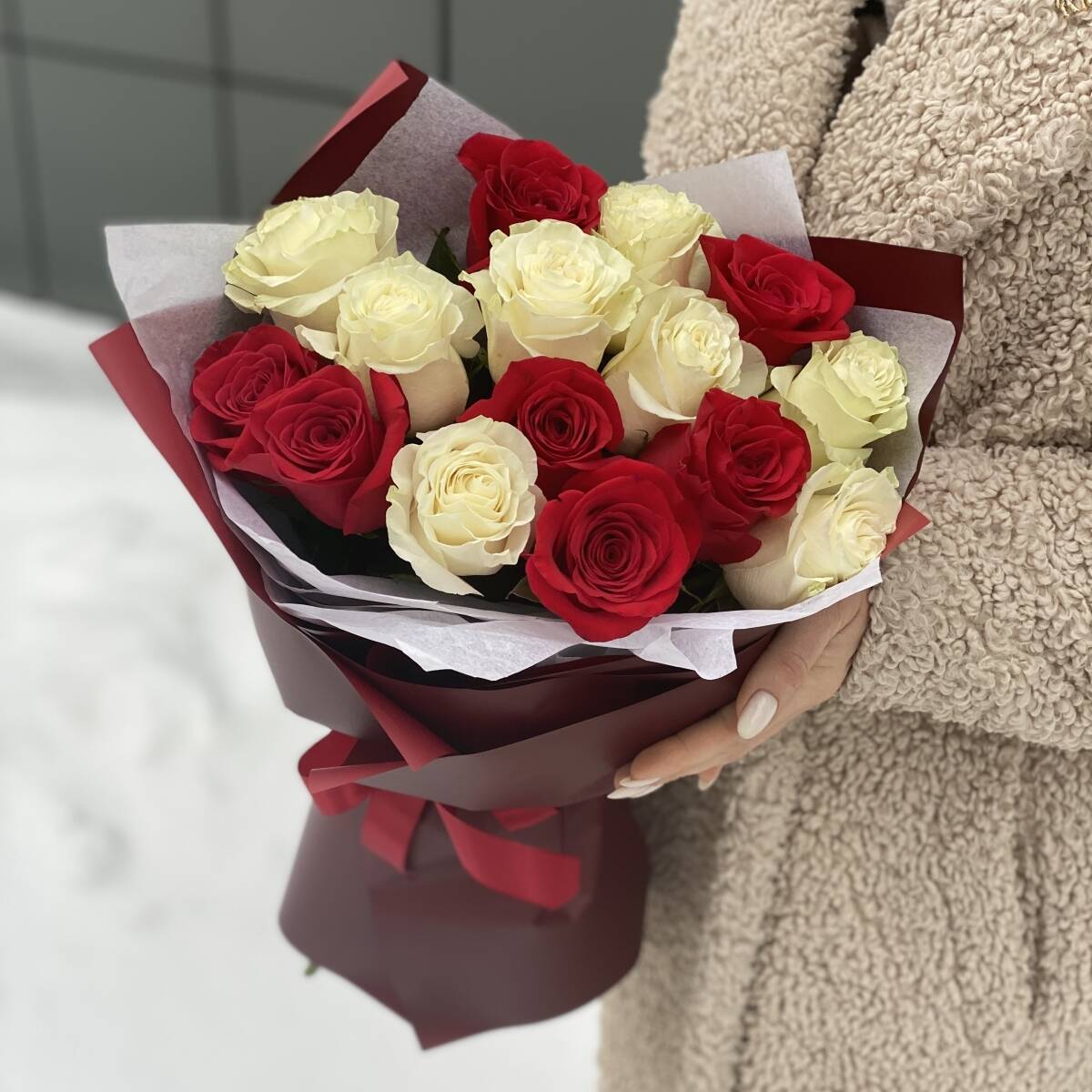 Букет Влюбленный взгляд из 15 красных и белых роз в оформлении