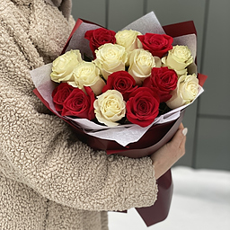 Букет Влюбленный взгляд из 15 красных и белых роз в оформлении
