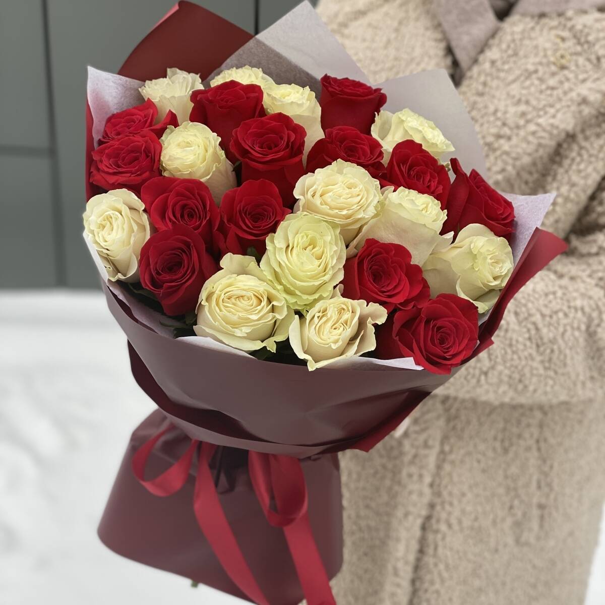 Влюбленный взгляд из 25 красных и белых роз в оформлении