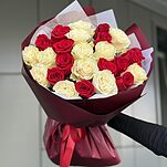 Влюбленный взгляд из 25 красных и белых роз в оформлении