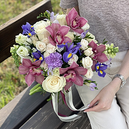 Букет Бриз из фрезии, цимбидиума, роз, маттиолы и ирисов