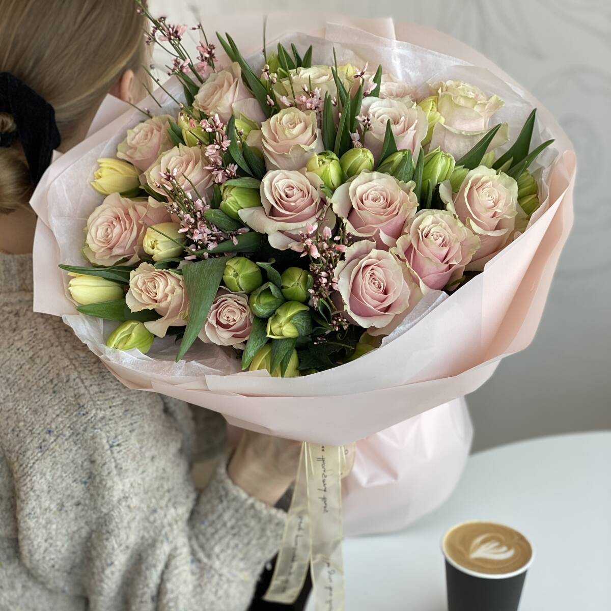 Букет Тёплые слова из тюльпанов, розовых роз и генисты