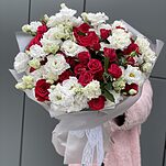 Букет Ты и Я из одноголовых и кустовых роз сорта Квинси,  и эустомы целебрик