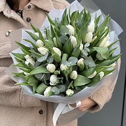 Букет Фейерверк из 45 белых тюльпанов и эвкалипта