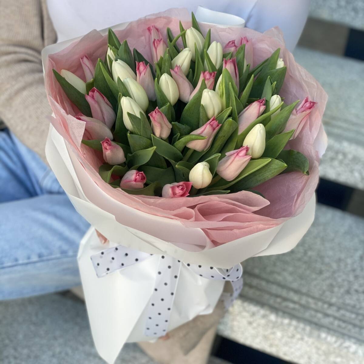 Букет Сладость из 35 белых и розовых тюльпанов