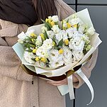 Букет Вернисаж из желтых тюльпанов и эустомы