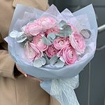 Букет Встреча влюбленных из 11 ранункулюсов, стифы и эвкалипта