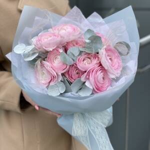 Букет Встреча влюбленных из 11 ранункулюсов, стифы и эвкалипта