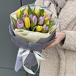 Букет Весеннее Настроение из 15 желтых и фиолетовых тюльпанов