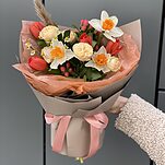 Букет Цветочный рассвет из нарциссов, тюльпанв, гиперикума и танацетума