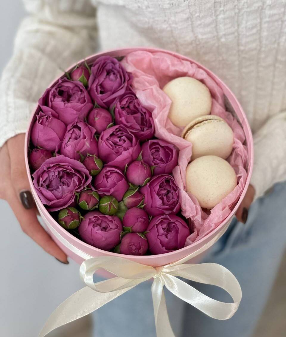 Коробочка с пионовидными розами и macarons