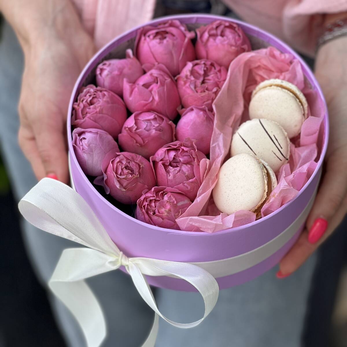Коробка Мисти с пионовидными розами и macarons