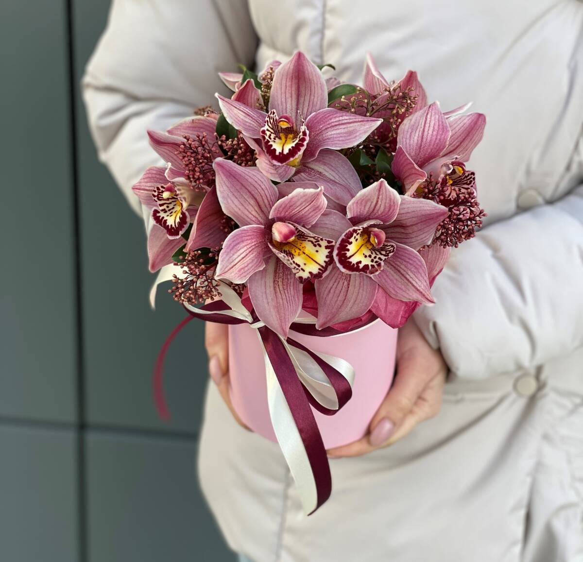 Коробочка с розовыми орхидеями и скимией
