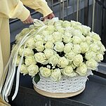 Корзина Аваланж из 101 белой розы