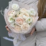 Букет Элемис из ранункулюсов, роз сорта охара и софи, эустомы, гвоздики и стифы