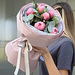 Букет Салмон из 7 пионов и эвкалипта
