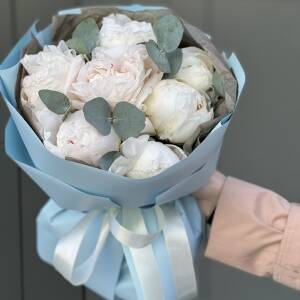 Букет Белое лето из 7 белых пионов и эвкалипта