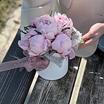 Коробка Анси из 5 пионов и лаванды