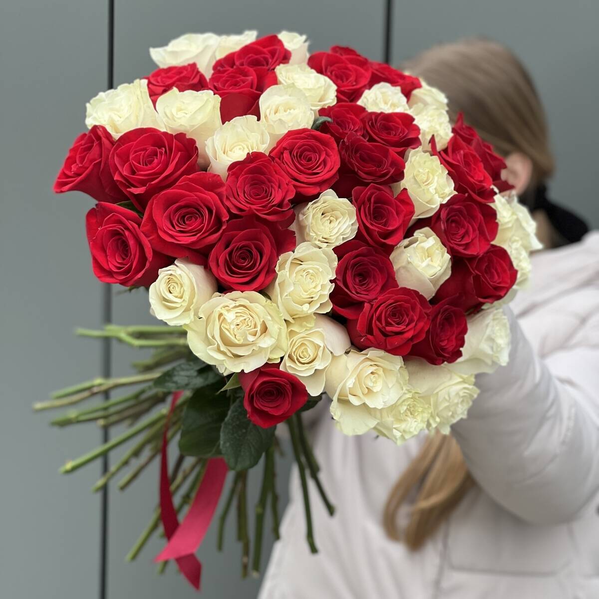 Букет Влюбленный взгляд из 51 красной и белой роз