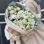 Букет Шарлиз из маттиолы, фрезии и эустомы