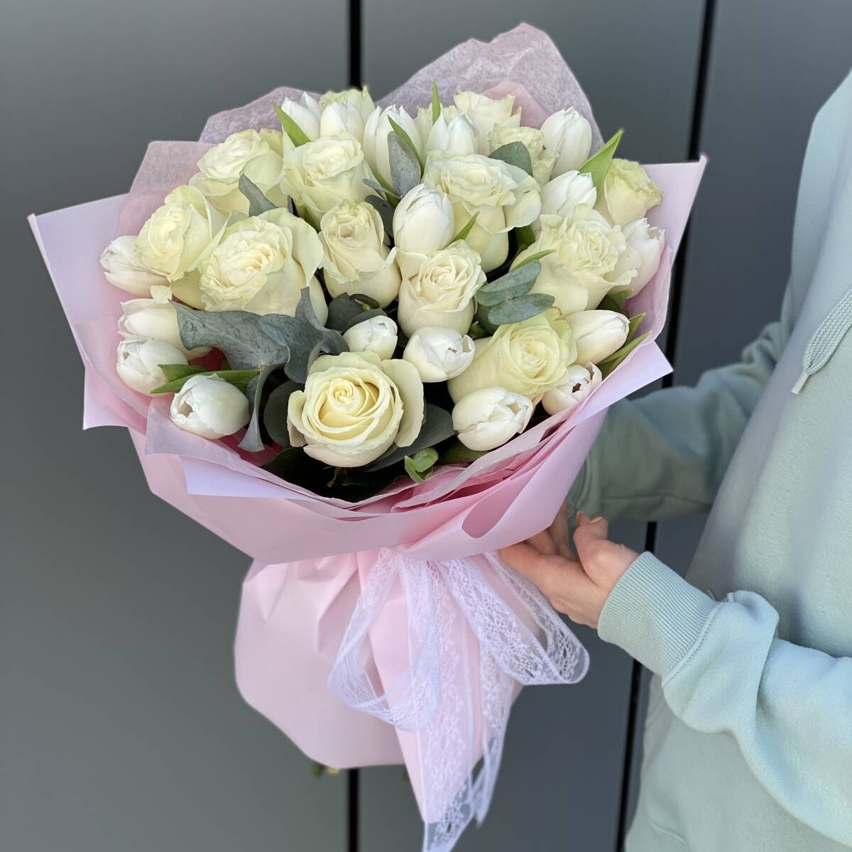 Букет Идиллия из белых роз и тюльпанов