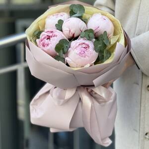 Букет Нежное утро из 5 пионов и эвкалипта