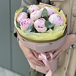 Букет Нежное утро из 7 пионов и эвкалипта
