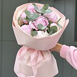 Букет Нежное утро из 7 пионов и эвкалипта
