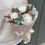 Букет Нежные объятия Мини из пионов, тюльпан и эвкалипта
