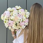 Букет Монте-Карло из пионов, фрезии, диантуса и кустовых роз